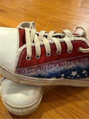 Women’s White and Red Star-Print Sneakers